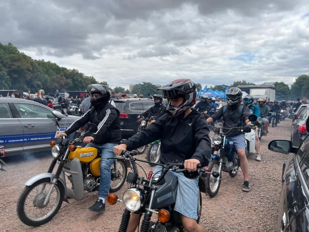 Simson drivers waiting to take off after Siegmund. Nette Nöstlinger